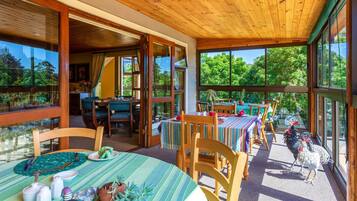 Daily English breakfast (ZAR 165.00 per person)