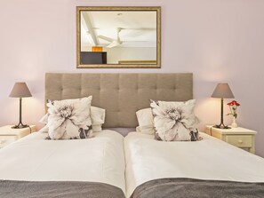Habitación Confort con 2 camas individuales, 2 camas individuales, Terraza, vista al jardín | Camas con efecto memoria y caja de seguridad en la habitación 