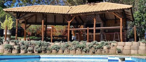 Utomhuspool och solstolar