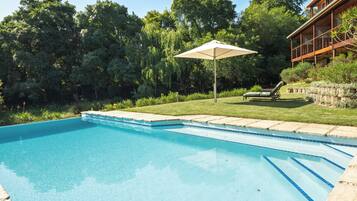 Outdoor pool, pool loungers