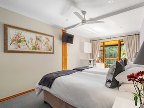 Memory-foam beds, in-room safe, individually decorated - Pumula Lodge Guesthouse Knysna (Knysna)