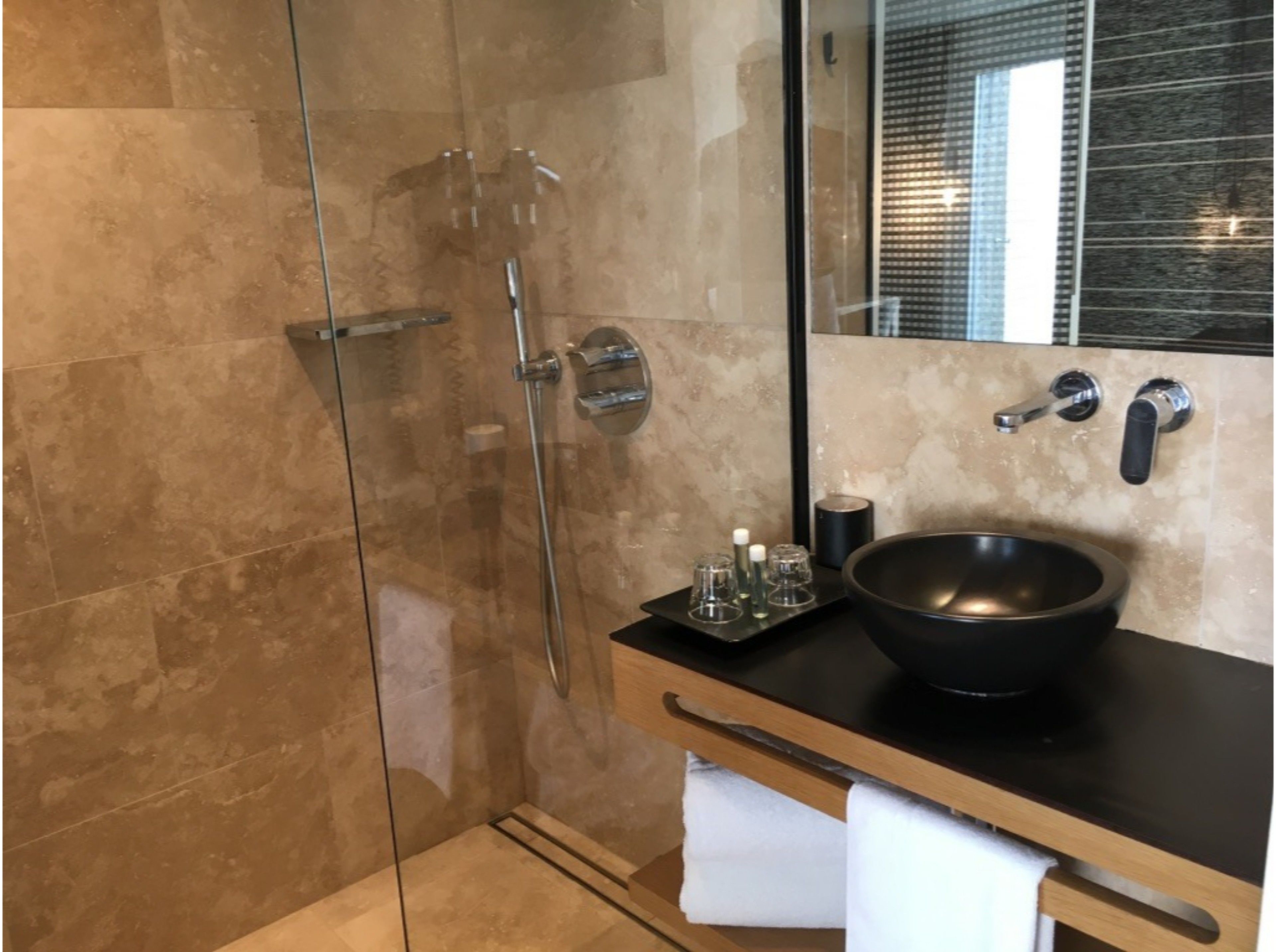 Superior Double Room, Sea View | Bathroom | Shower, free toiletries, hair dryer, towels