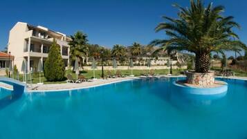 屋外プール、プール パラソル、サンラウンジャー