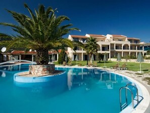Outdoor pool, pool umbrellas, pool loungers - Alkioni Hotel (Kefalonia)