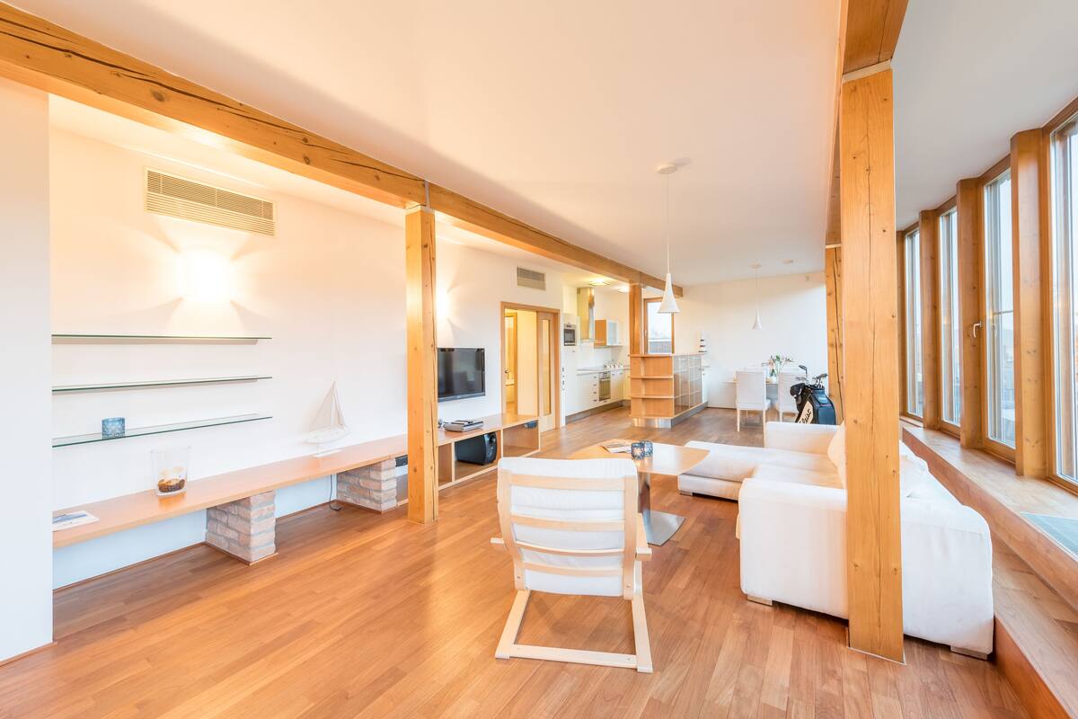 Deluxe Suite | 1 bedroom, minibar, in-room safe, desk