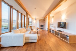 Deluxe Suite | 1 bedroom, minibar, in-room safe, desk