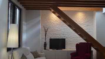 Superior maisonnette, 1 slaapkamer, terras | Woonkamer | Flatscreentelevisie