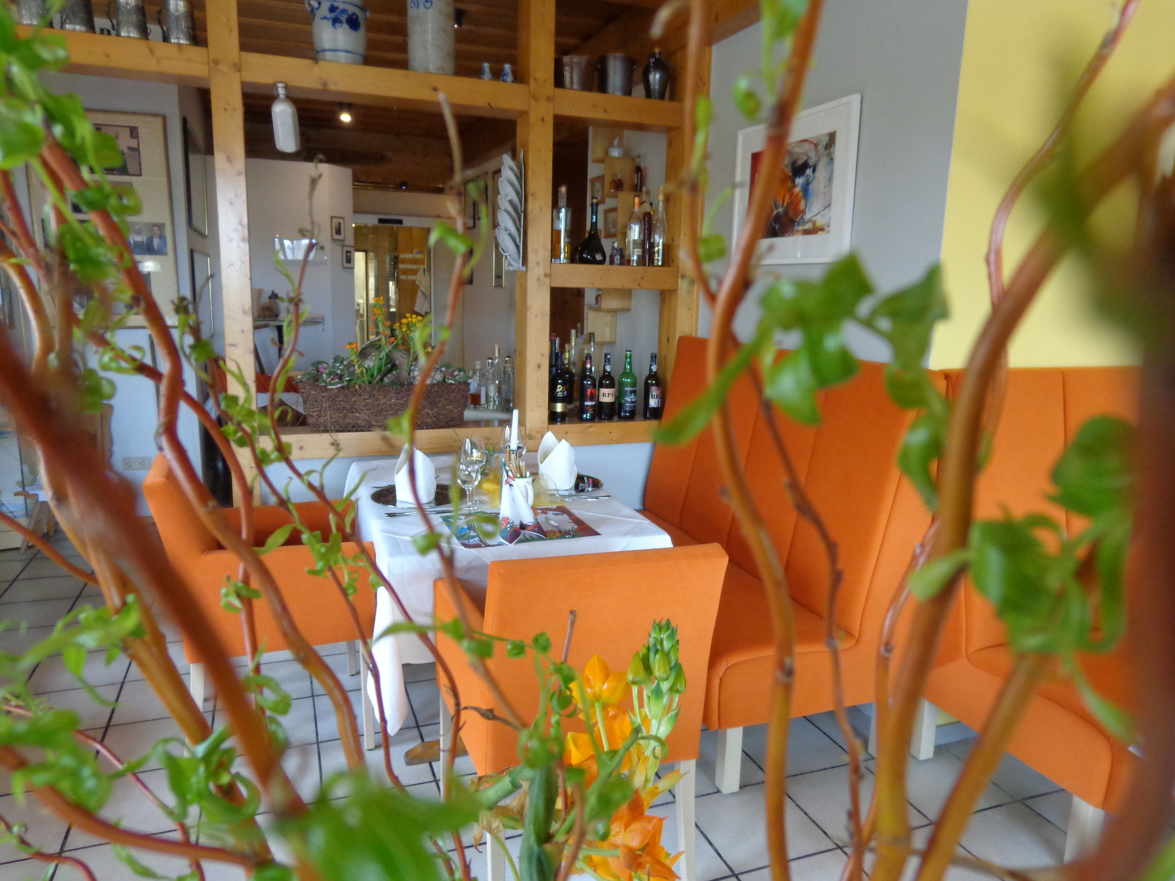 Ofereix taules a l'aire lliure i s'hi serveixen dinars i sopars