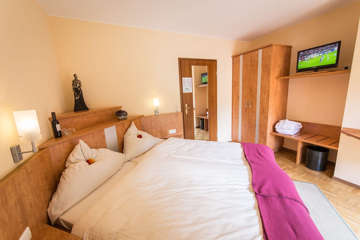In-room safe, desk, free WiFi