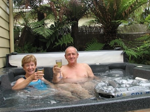 Outdoor spa tub