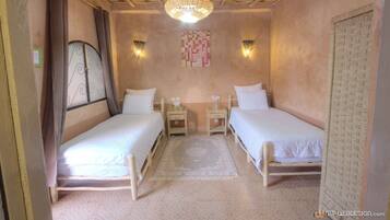 Chambre Standard avec lits jumeaux, salle de bains attenante, vue piscine