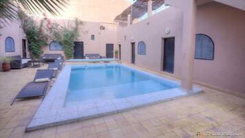 Piscine extérieure, chaises longues