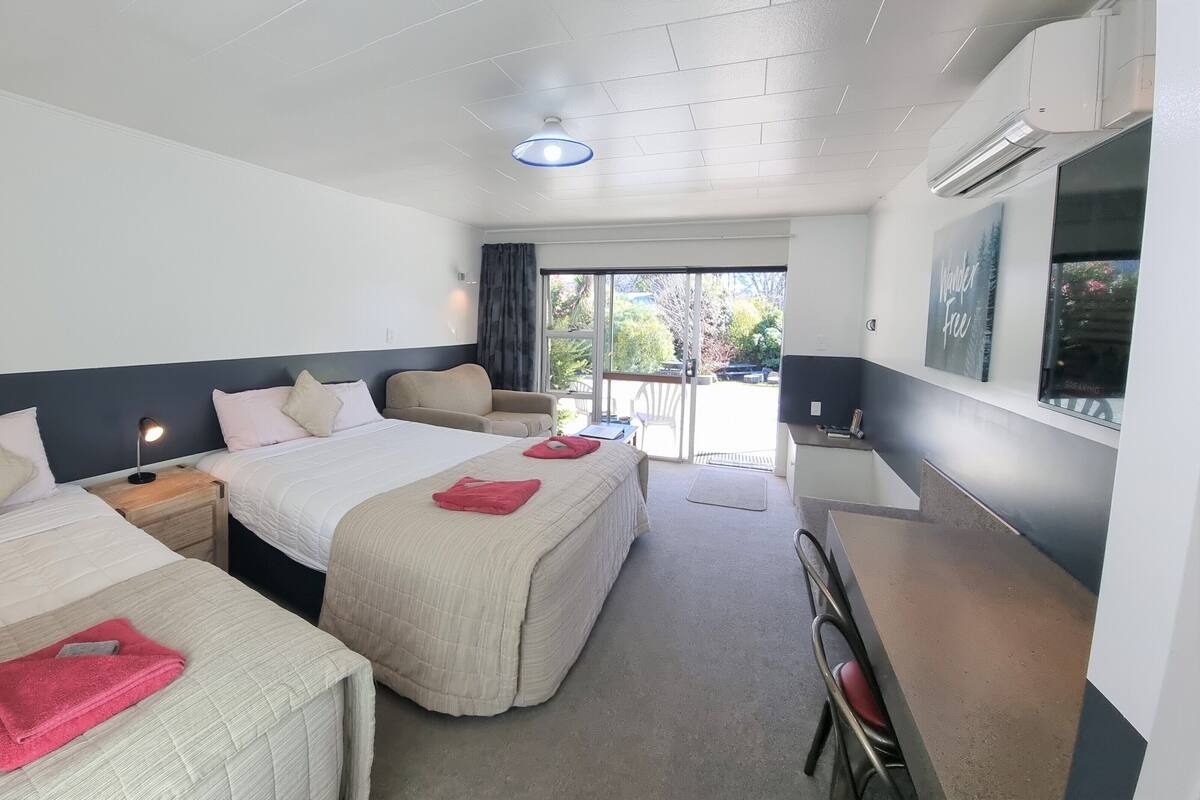 Premium bedding, cribs/infant beds, free WiFi, bed sheets