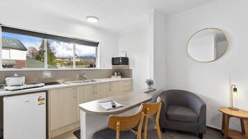 Queen Studio | Private kitchen | Microwave, stovetop, electric kettle, toaster