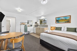 Queen Studio | Premium bedding, cribs/infant beds, free WiFi, bed sheets