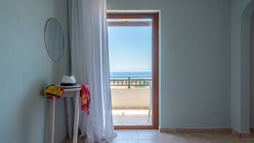 Familieleilighet, sjøutsikt | Individuelt innredet, skrivebord for bærbar PC og wi-fi (inkludert)