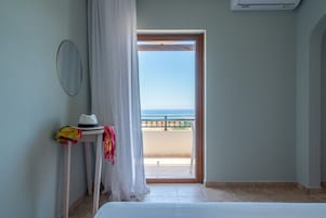 Apartamento família, vista para o mar | Individualmente mobiliados, espaço de trabalho para notebook