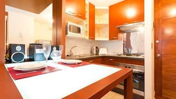 Standard Apartment, 1 Bedroom | In-room dining