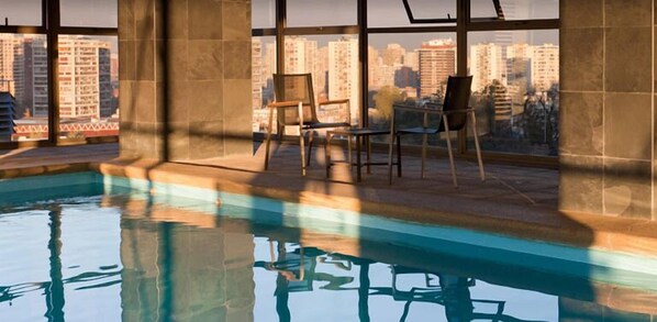 Indoor pool, outdoor pool - Plaza Suites (Santiago)