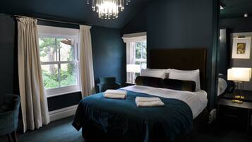 Premium bedding, individually decorated, individually furnished, desk