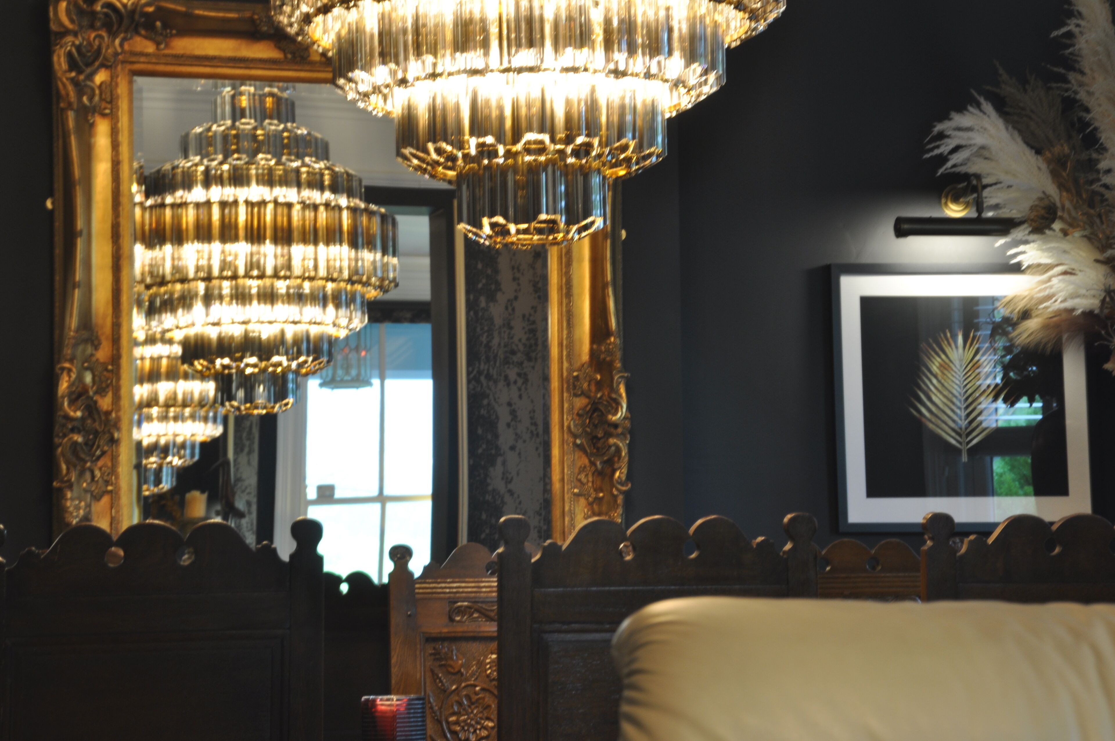 Exclusive House | Living area | 32-inch TV with digital channels, smart speakers