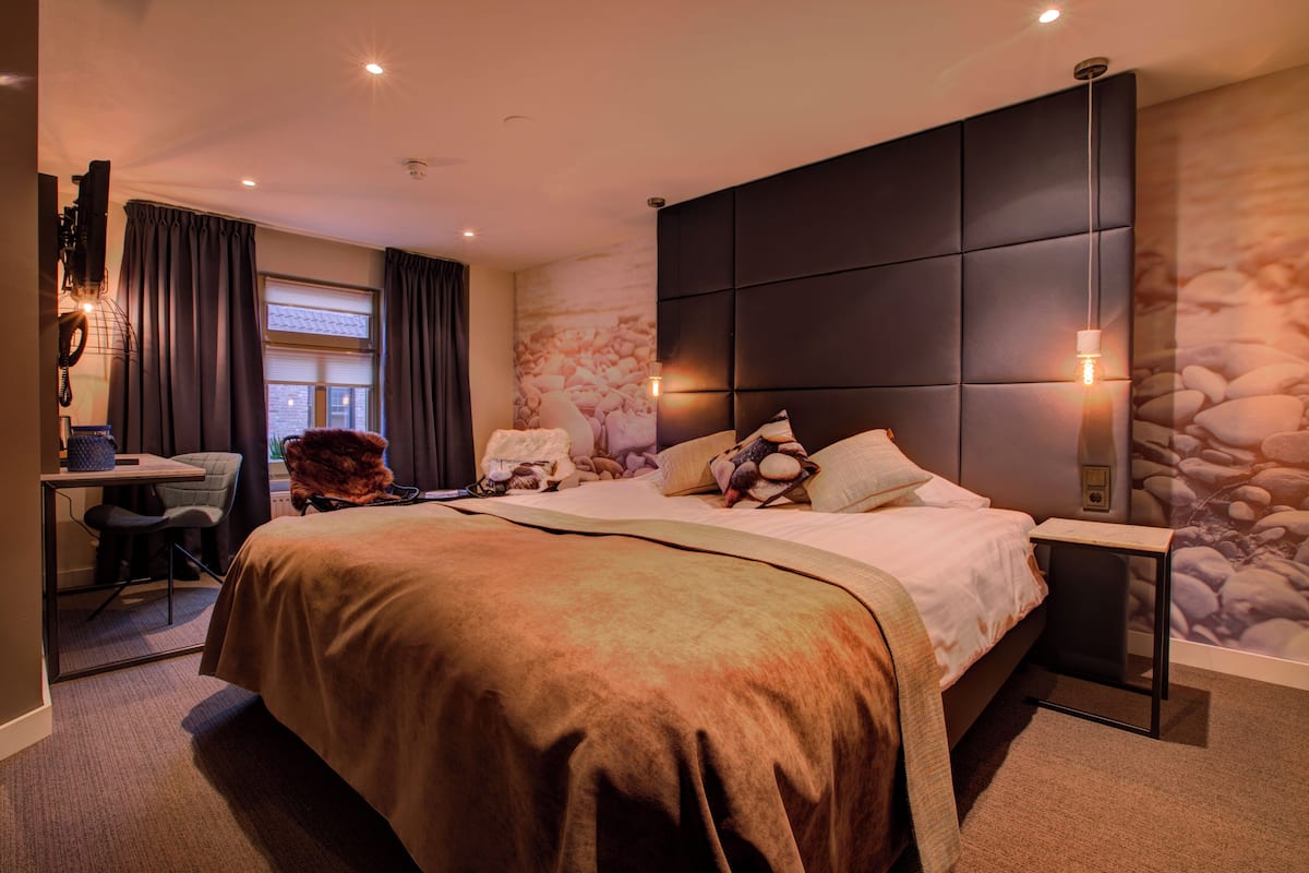 Hypo-allergenic bedding, minibar, in-room safe, desk