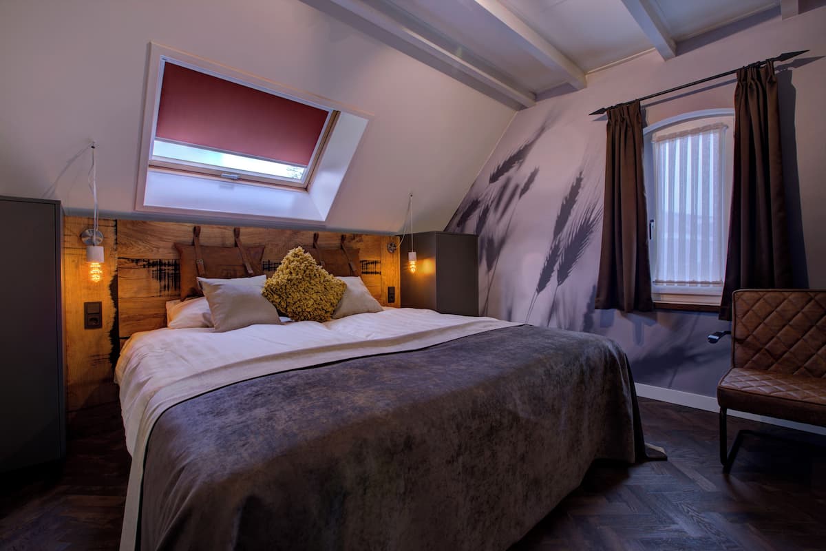 Suite | Hypo-allergenic bedding, minibar, in-room safe, desk