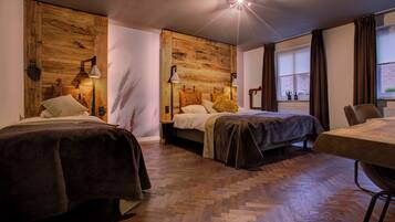 Comfort driepersoonskamer | Hypoallergeen beddengoed, een minibar, een kluis op de kamer, een bureau