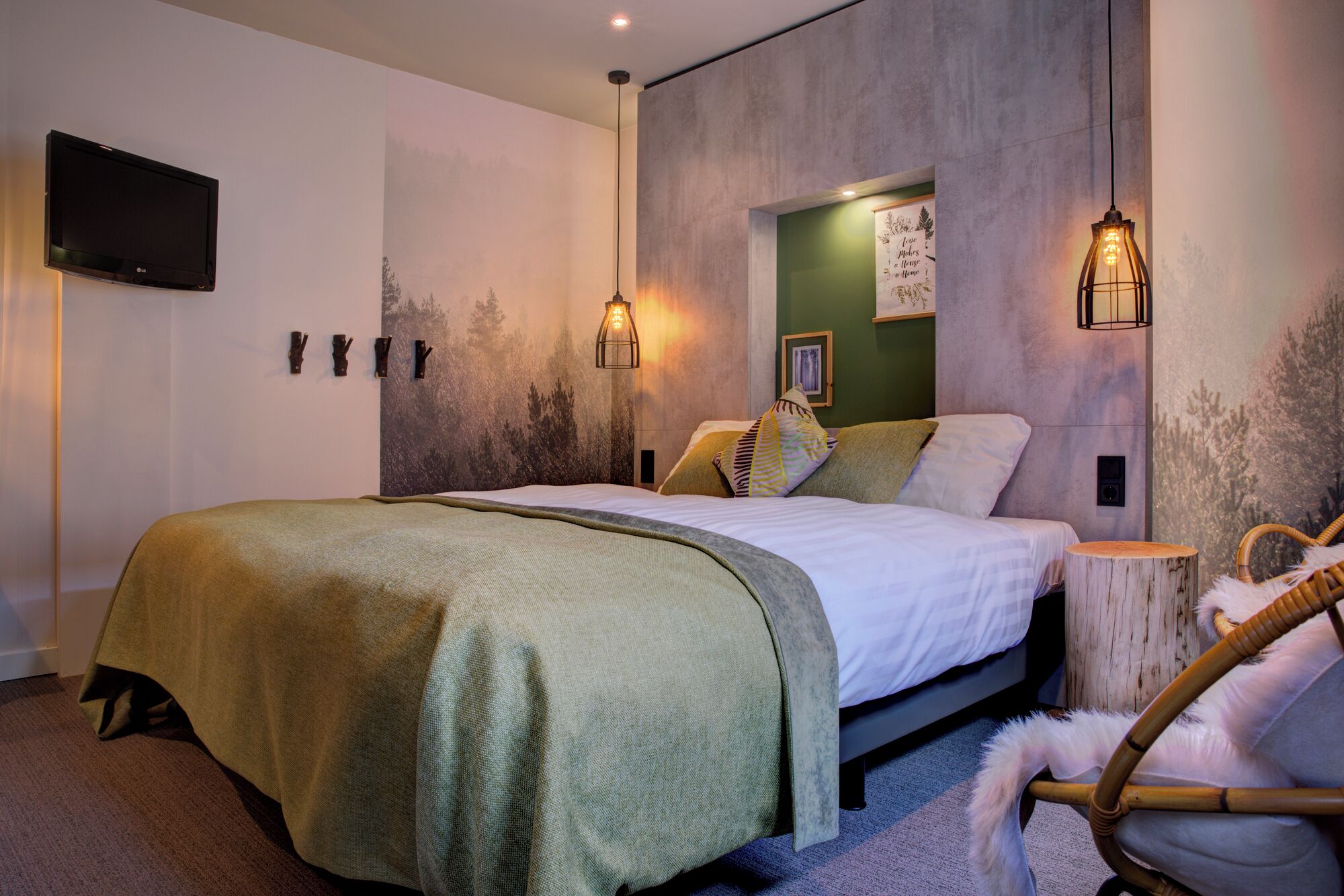 Hypo-allergenic bedding, minibar, in-room safe, desk