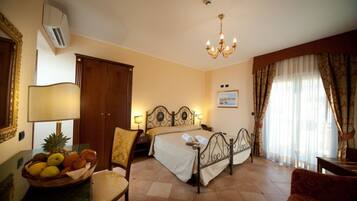 Doppelzimmer, Meerblick | Minibar, Zimmersafe, Bügeleisen/Bügelbrett, Babybetten