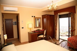 Minibar, in-room safe, iron/ironing board, cots/infant beds - Agostiniana Hotel (Forza d'Agro)
