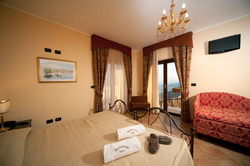 Double Room, Sea View | Minibar, in-room safe, iron/ironing board, cots/infant beds