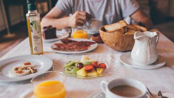 Petit déjeuner continental (6 EUR par personne)