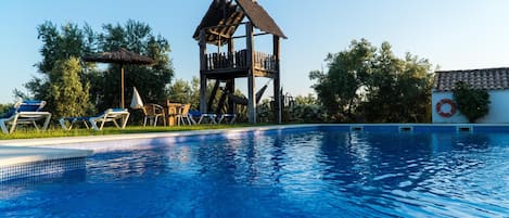 Una piscina al aire libre, cabañas de piscina gratuitas, sombrillas