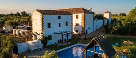 Una piscina al aire libre, cabañas de piscina gratuitas, sombrillas