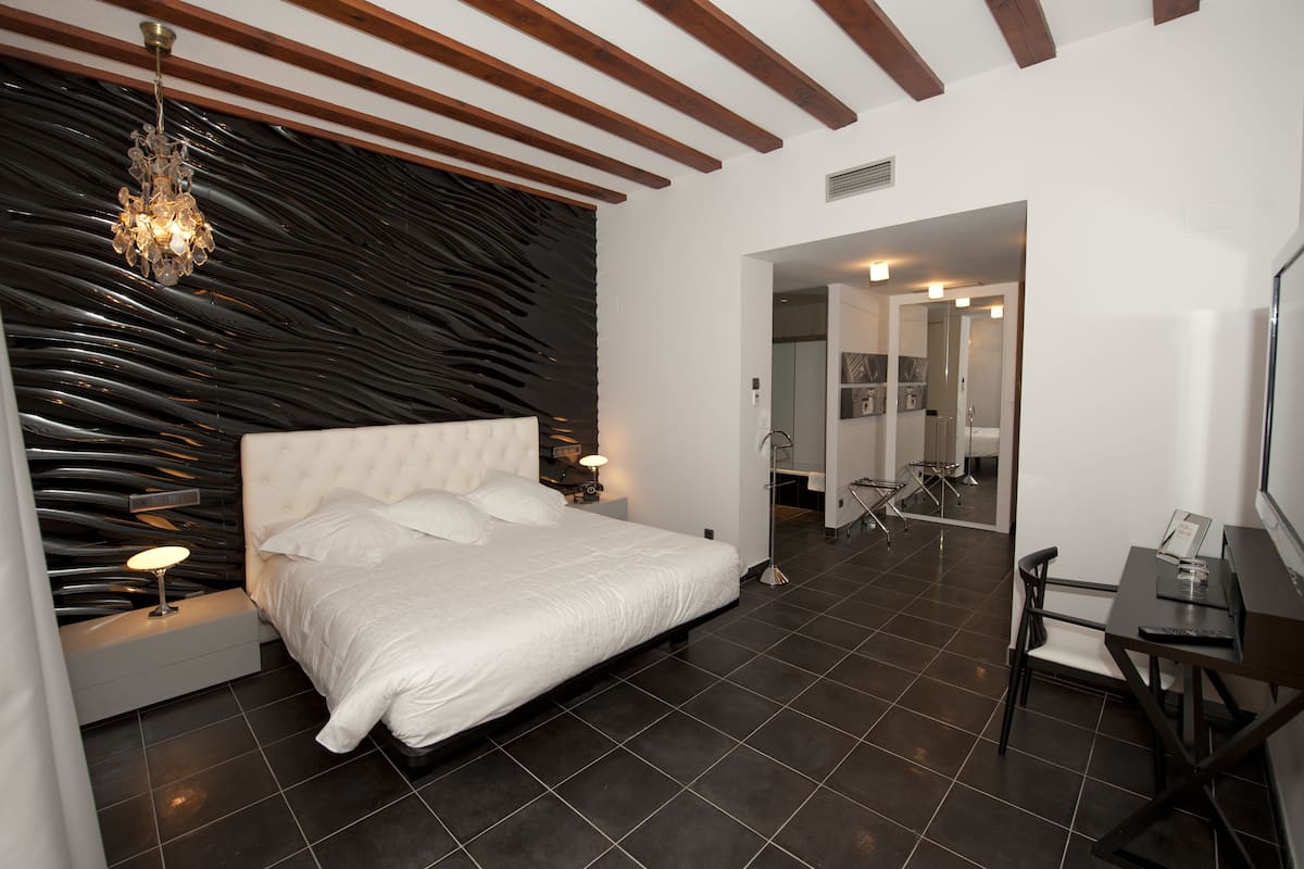 Junior Suite | Premium bedding, down duvets, memory-foam beds, minibar