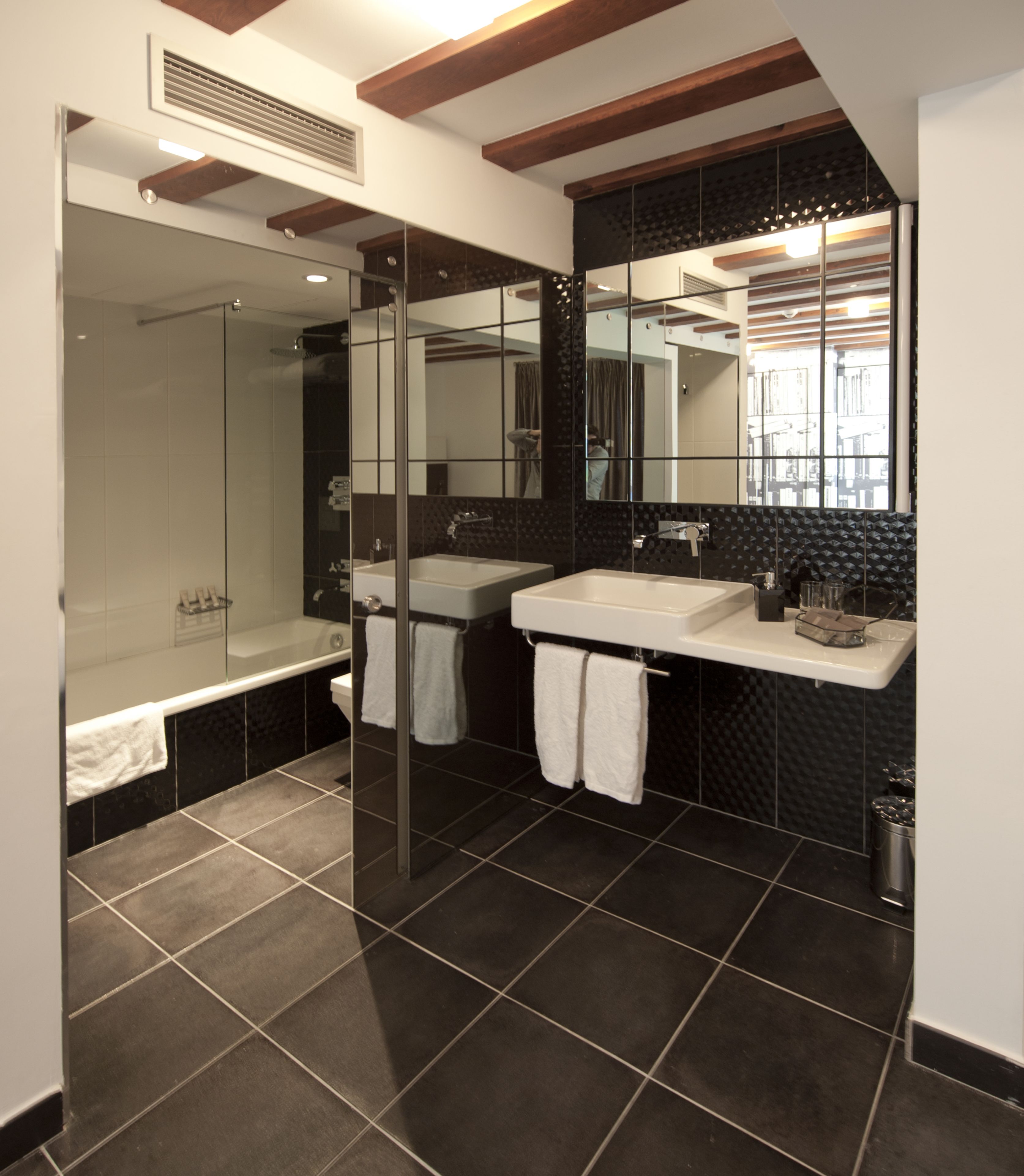 junior suite | bathroom | free toiletries, hair dryer, towels