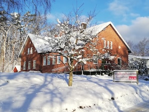 Vista frontal de la propiedad
