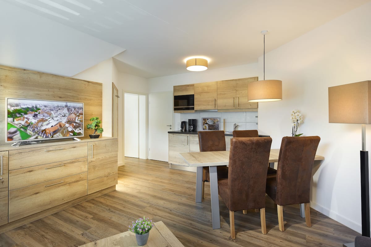 Appartement, 2 chambres, balcon | Aire de séjour | Téléviseur à écran plat, bureau