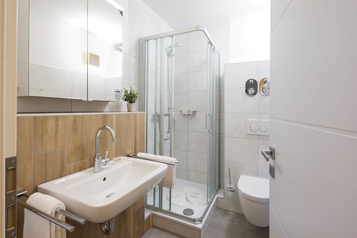 apartment, 2 bedrooms, balcony | bathroom | shower, hair dryer, towels