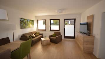 Ferienwohnung (in 250m Entfernung vom Haupthaus) | Wohnbereich | Flachbildfernseher, Arbeitsbereiche
