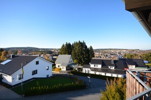A residential area with houses, a clear sky, and a hilly landscape in the background. - AVITAL Resort Winterberg (Winterberg)