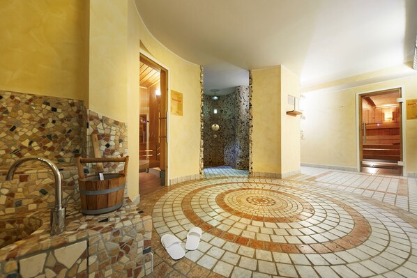 Een sauna, lichaamsbehandelingen, body wraps, body scrubs, reflexologie