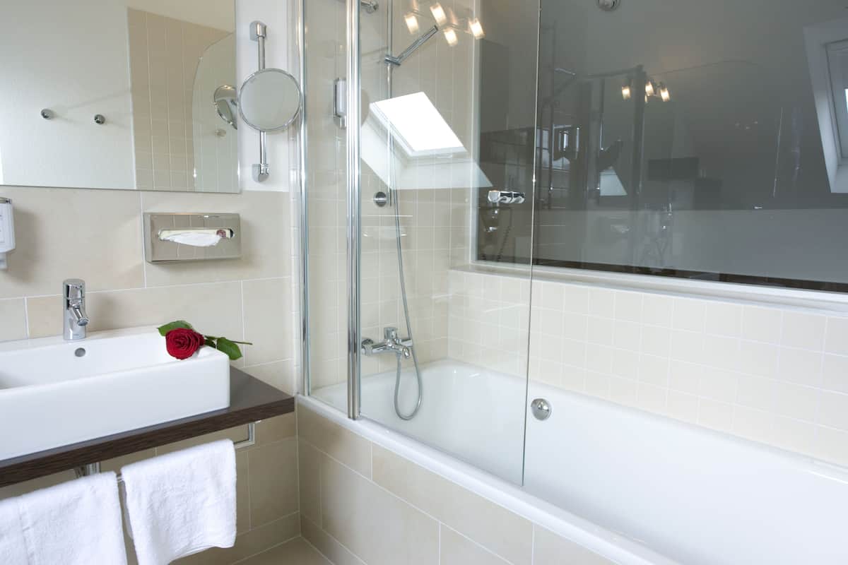 suite, 1 bedroom, balcony | bathroom | shower, hair dryer, towels