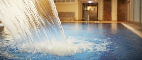 Indoor pool, sun loungers