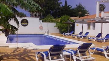 Una piscina al aire libre de temporada (de 11:00 a 21:00), sombrillas