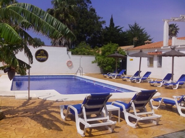 Seasonal outdoor pool, open 11:00 AM to 9:00 PM, pool umbrellas - Hotel Cortijo Los Gallos (Chiclana de la Frontera)