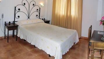 1 Schlafzimmer, Zimmersafe, Schreibtisch, Bügeleisen/Bügelbrett