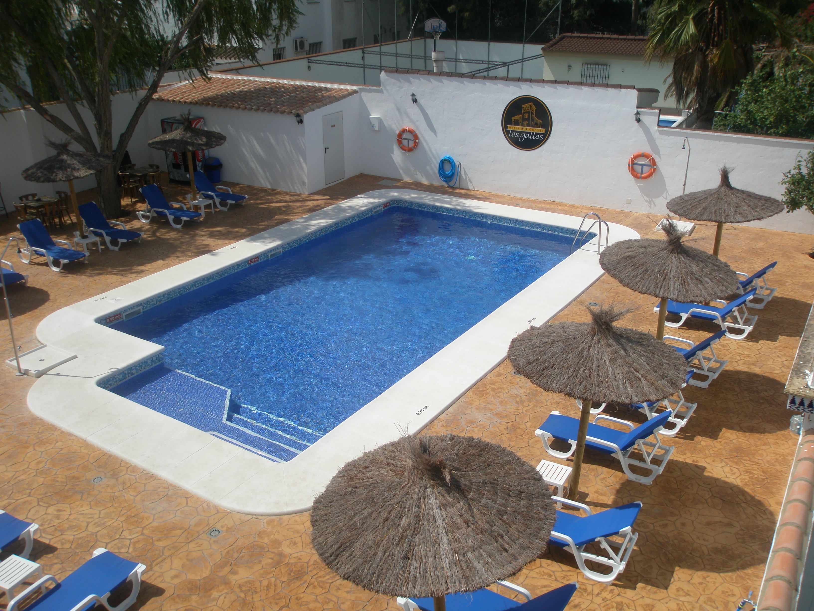 Piscine extérieure (ouverte en saison), parasols de plage
