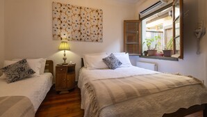 Habitación triple de diseñador | Caja de seguridad en la habitación y escritorio